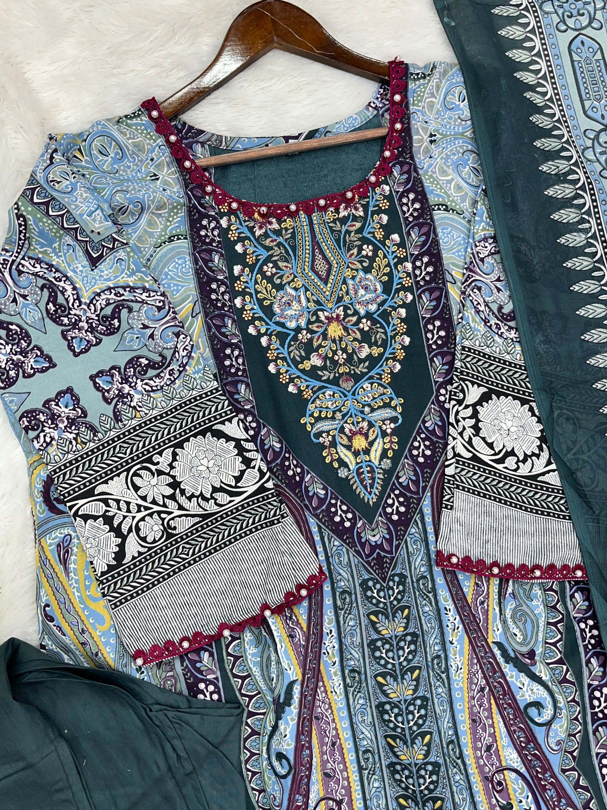 1306 Pakistani Embroidered Suit - Vandana Aarzu