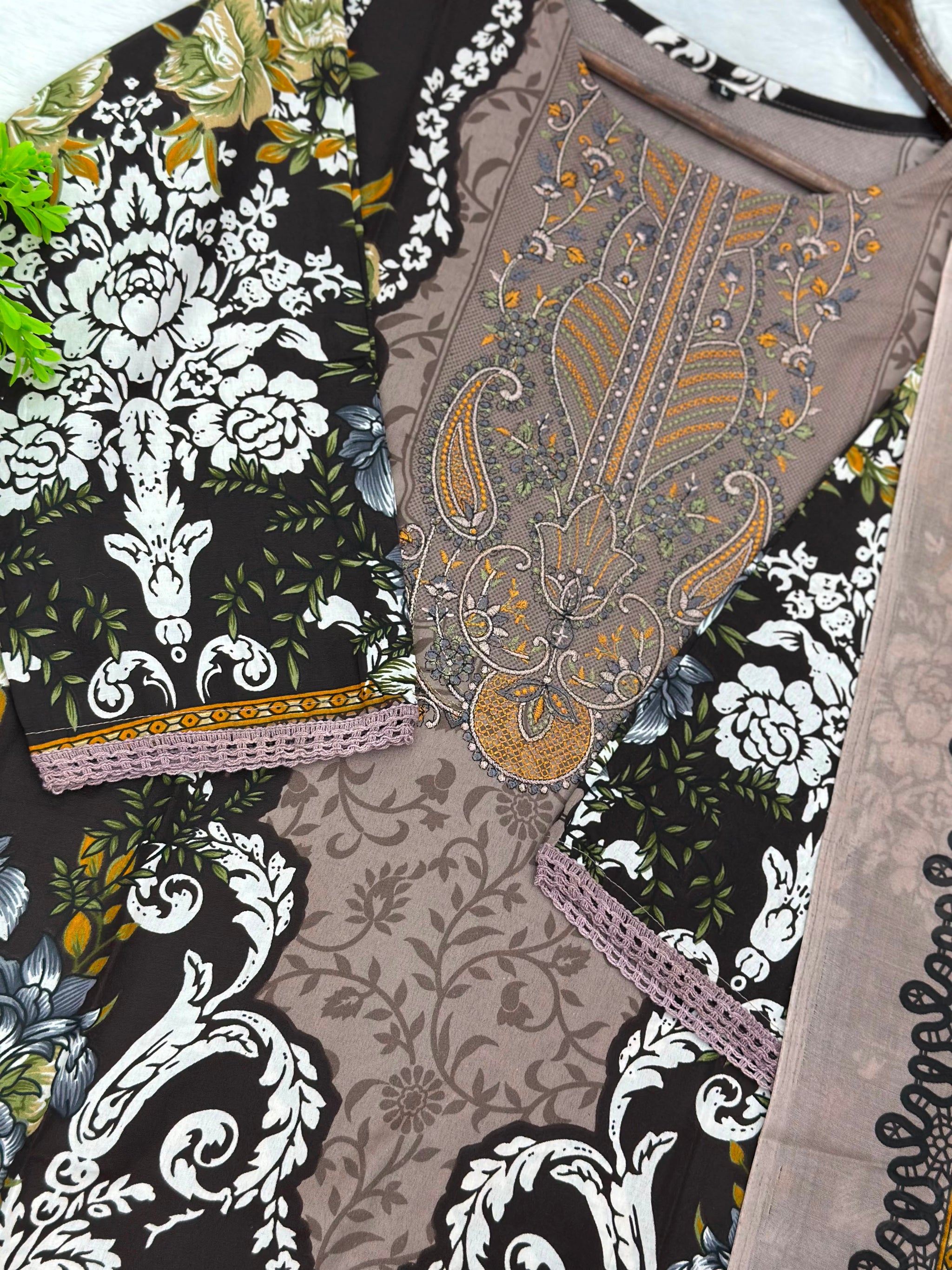 1046 Pakistani Embroidered Suit