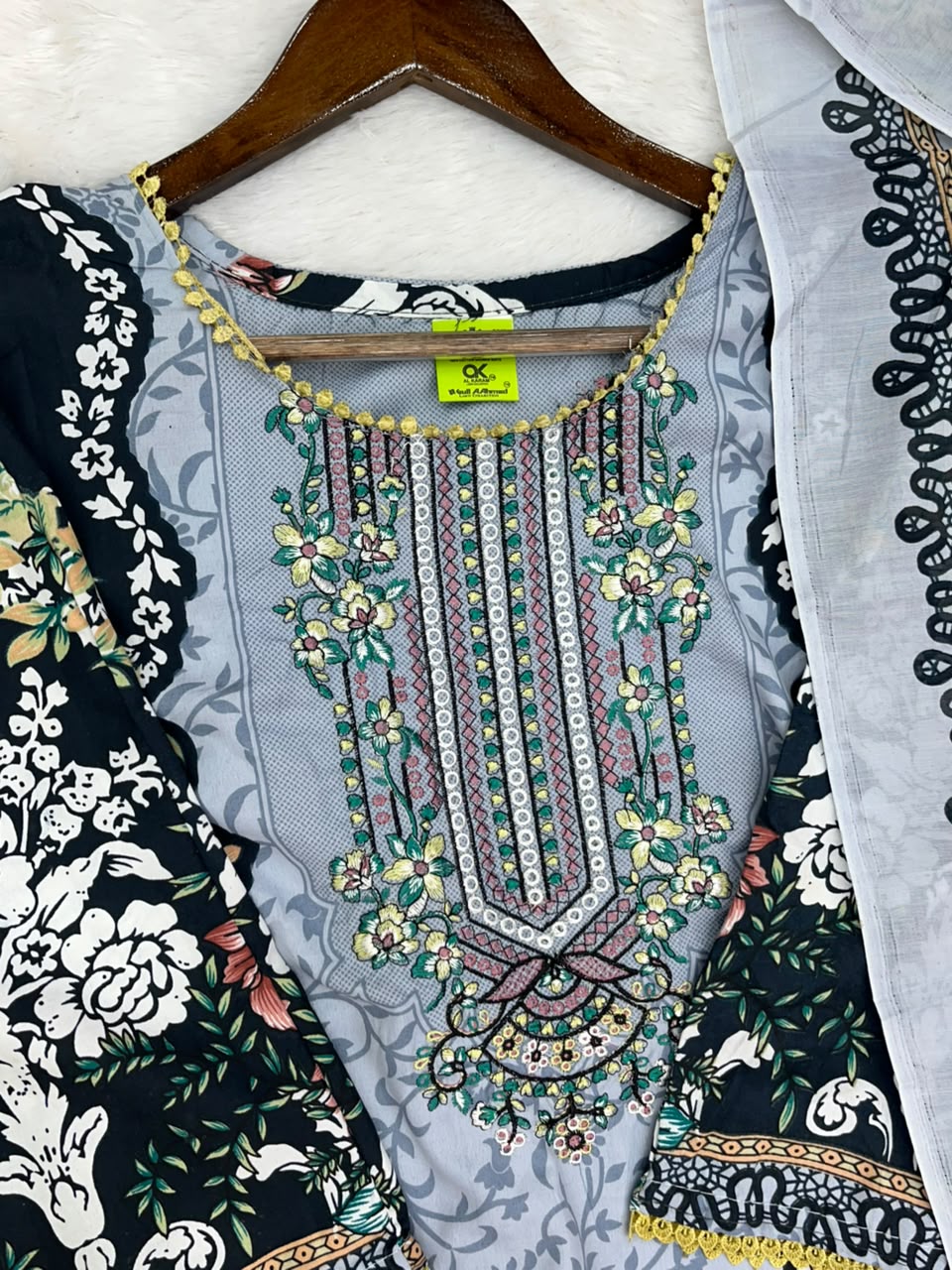 1253 Pakistani Embroidered Suit