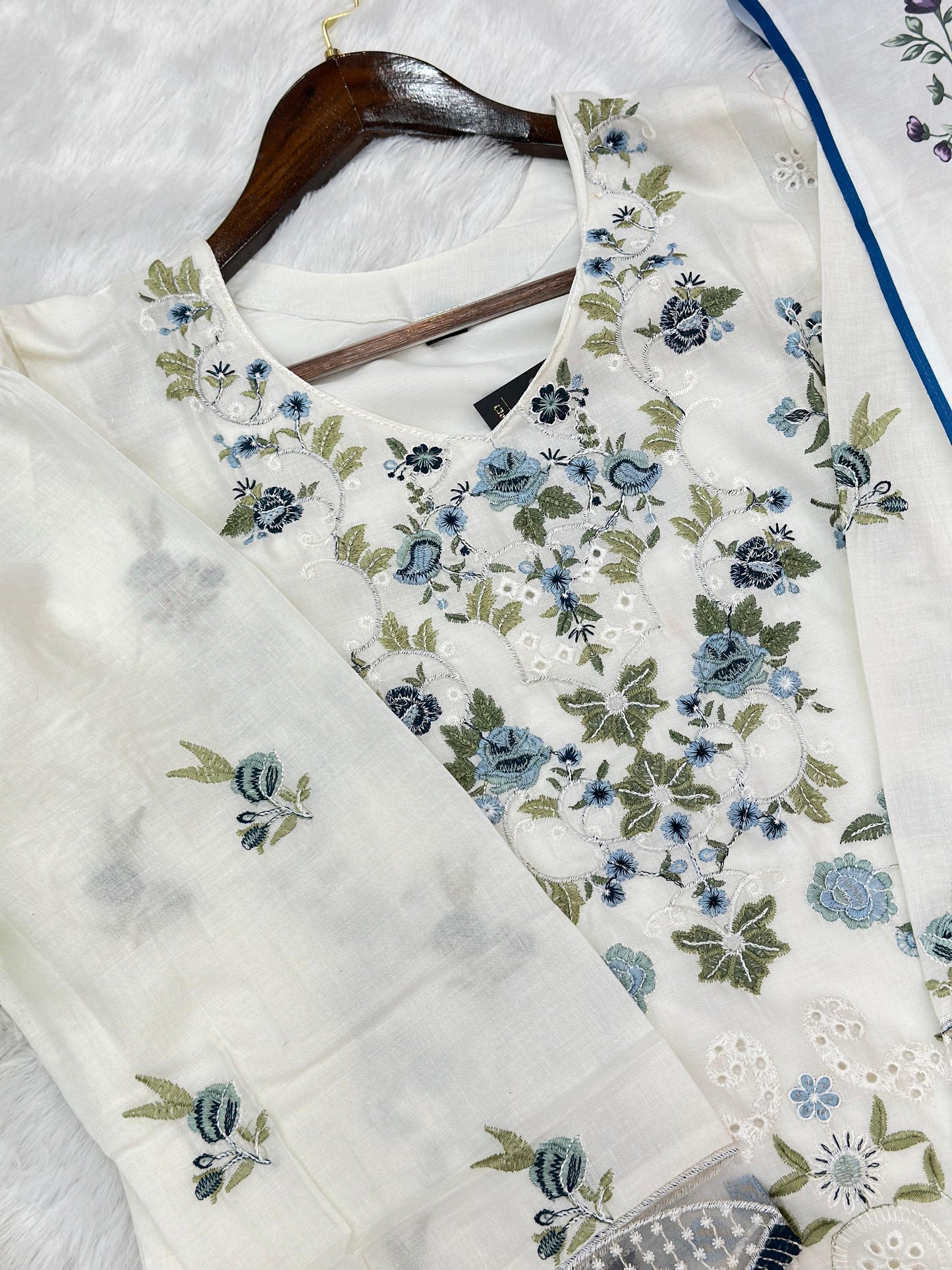 827 Pakistani Lawn Cotton Suit