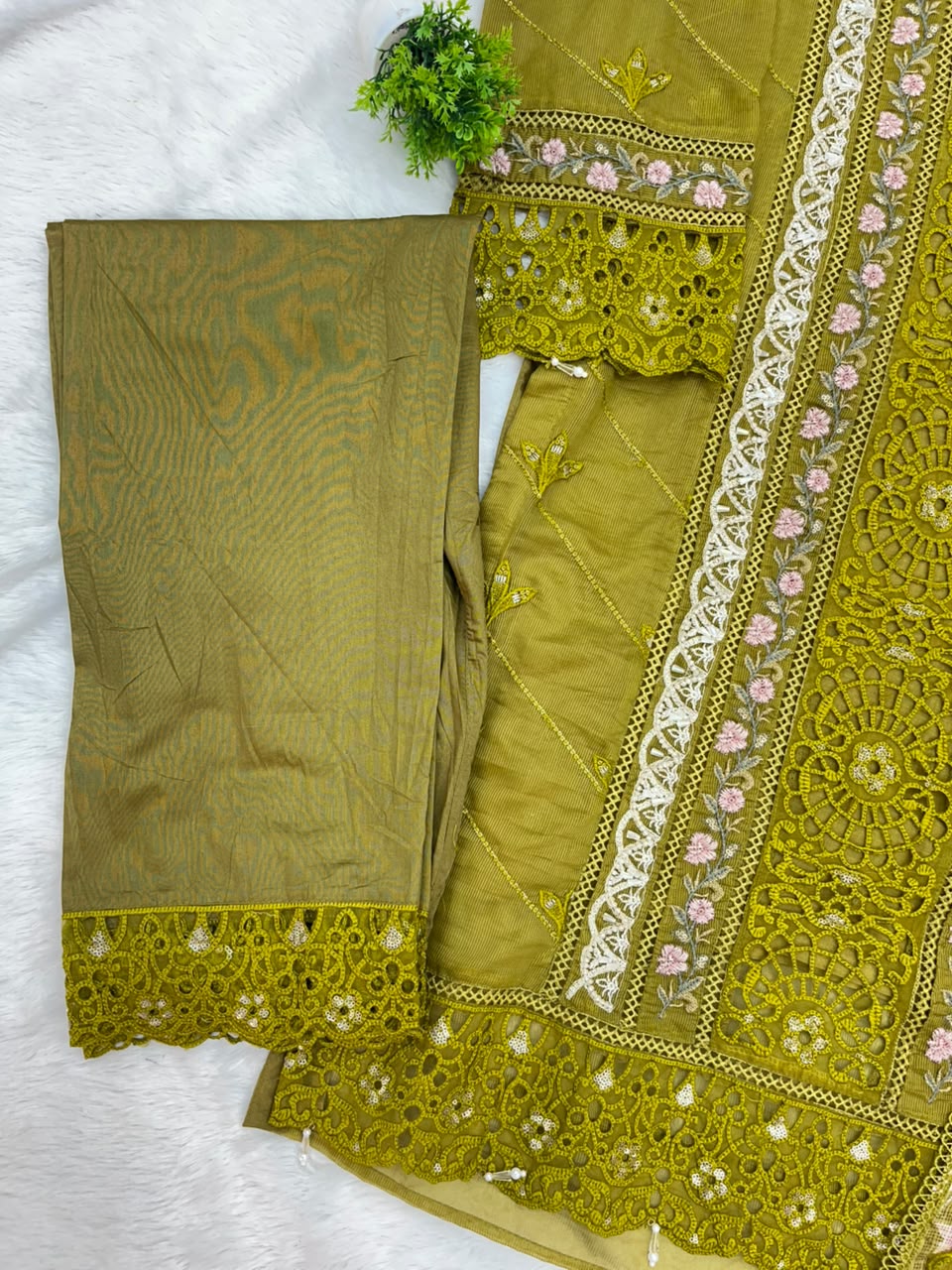 1150 Mushk Premium Pakistani Partywear