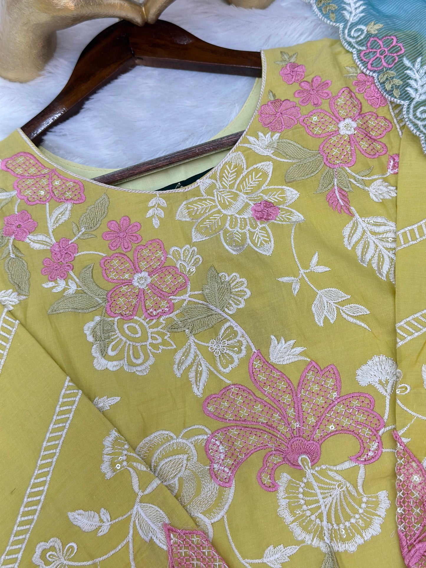 712 Pakistani Heavy Lawn Suit