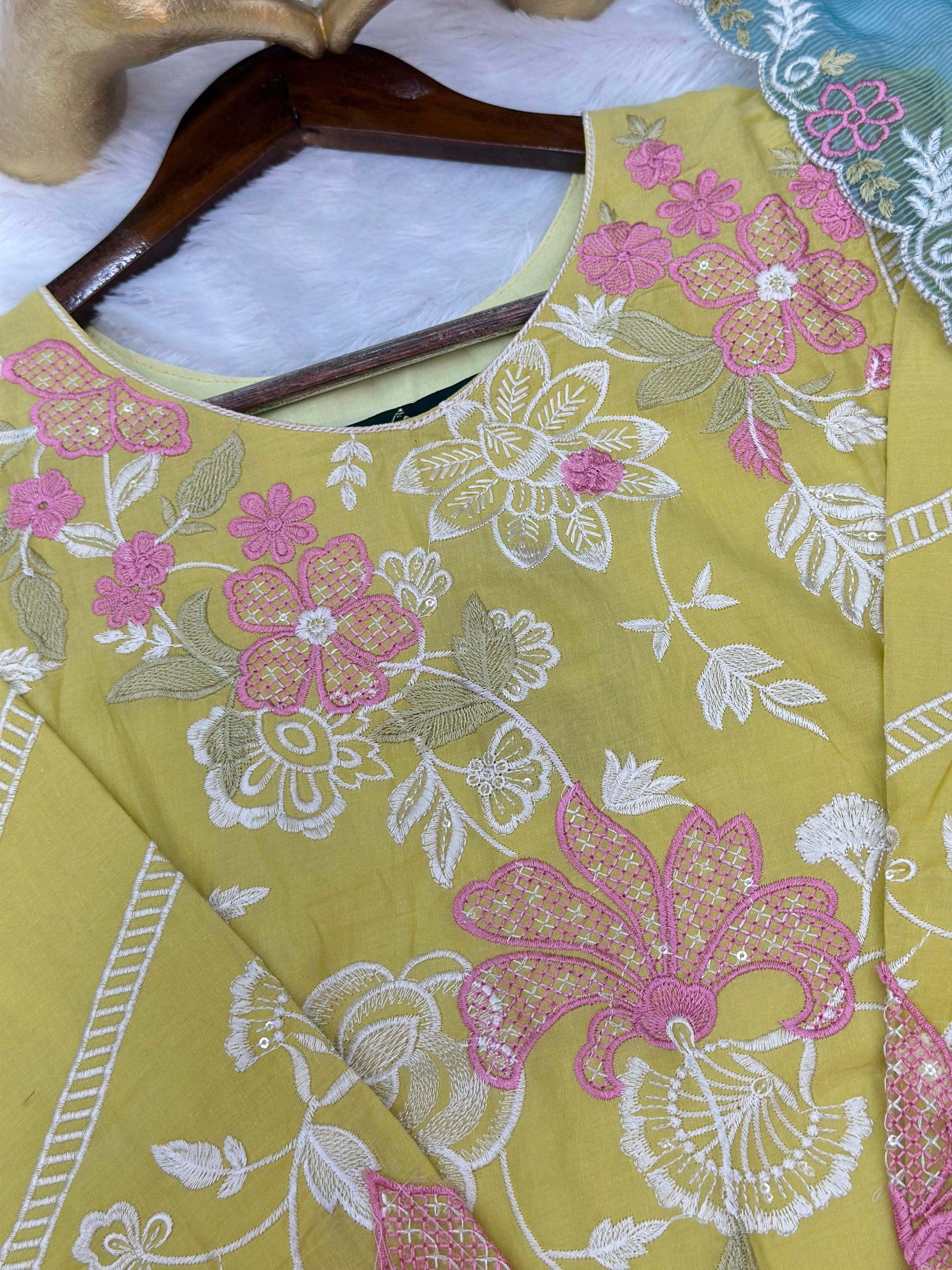 712 Pakistani Heavy Lawn Suit