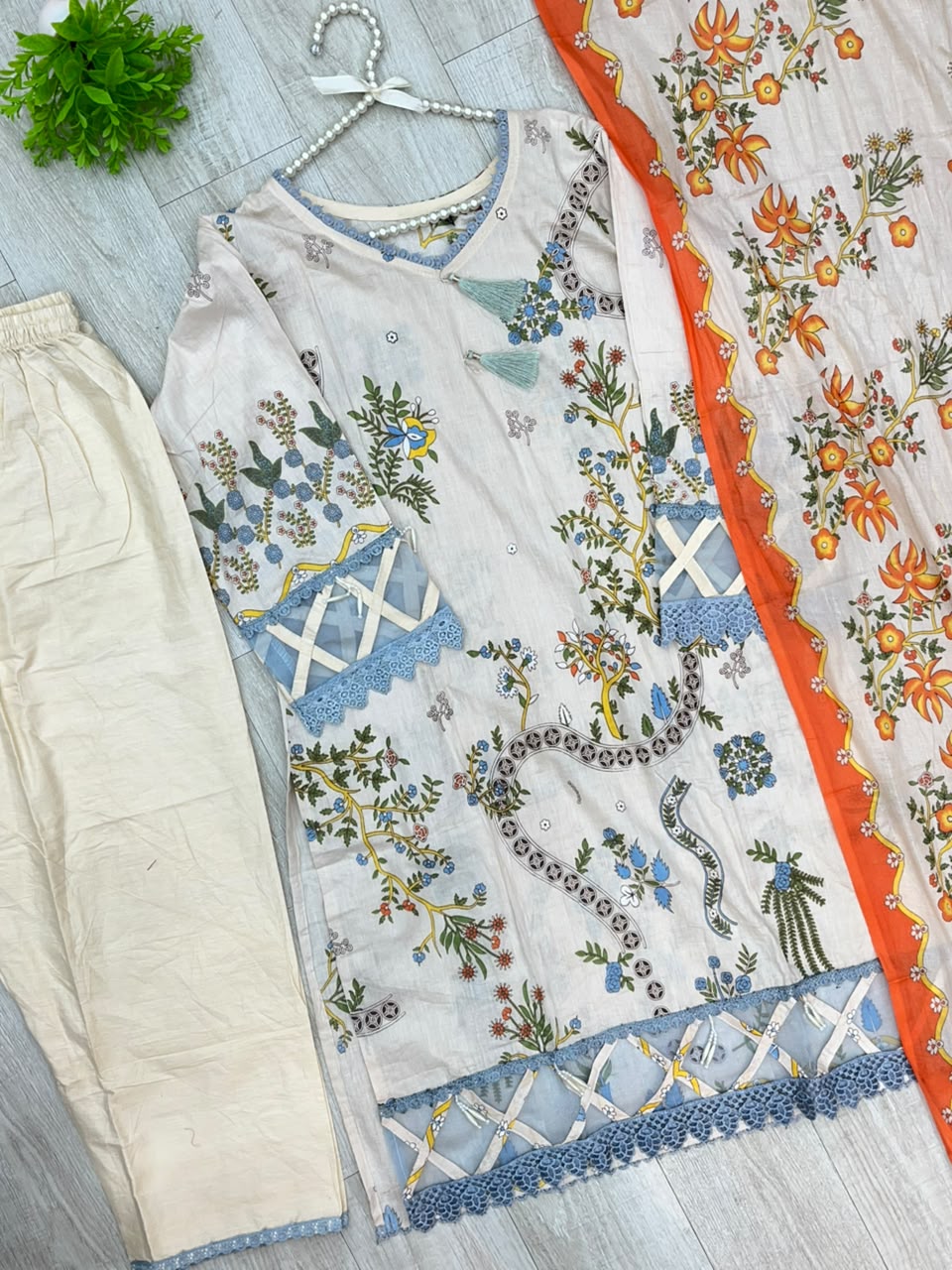 1502 Pakistani Embroidered Suit