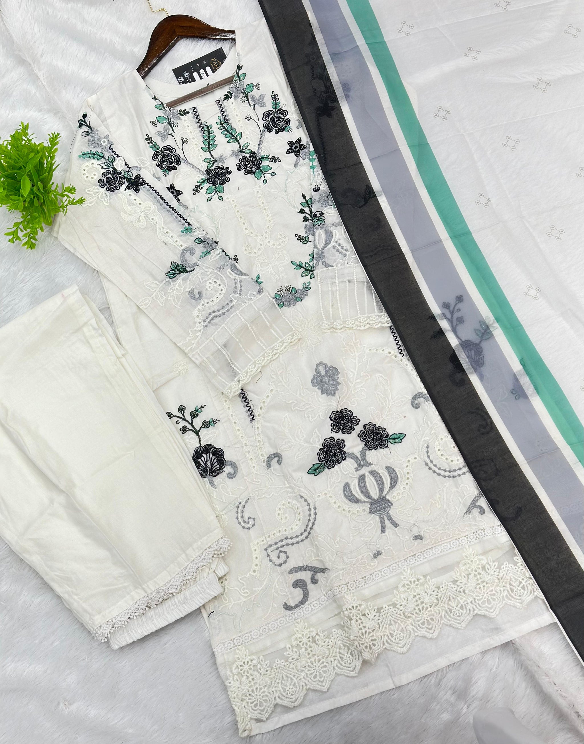 832 Pakistani Lawn Cotton Suit