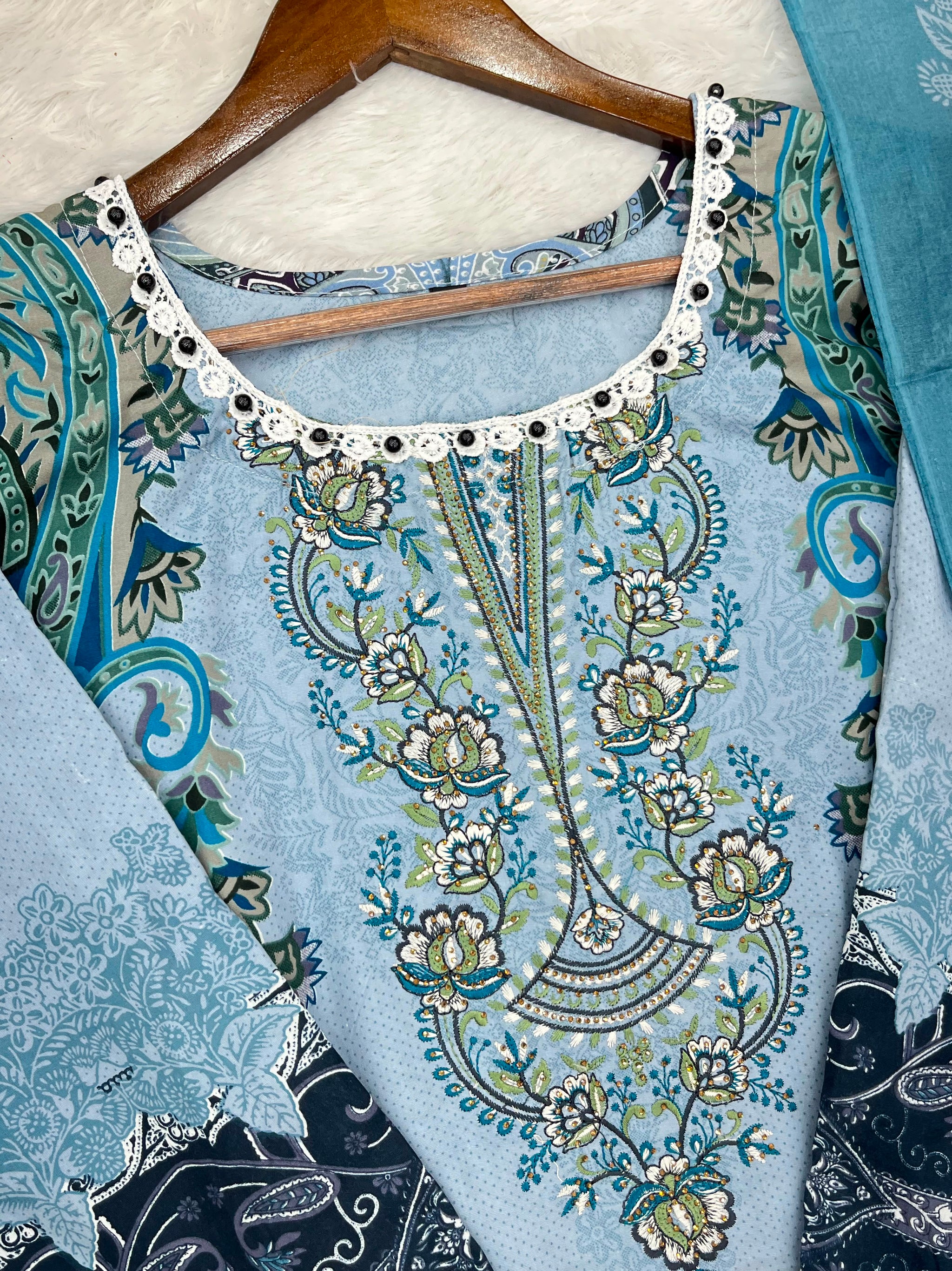 1307 Pakistani Embroidered Suit - Vandana Aarzu