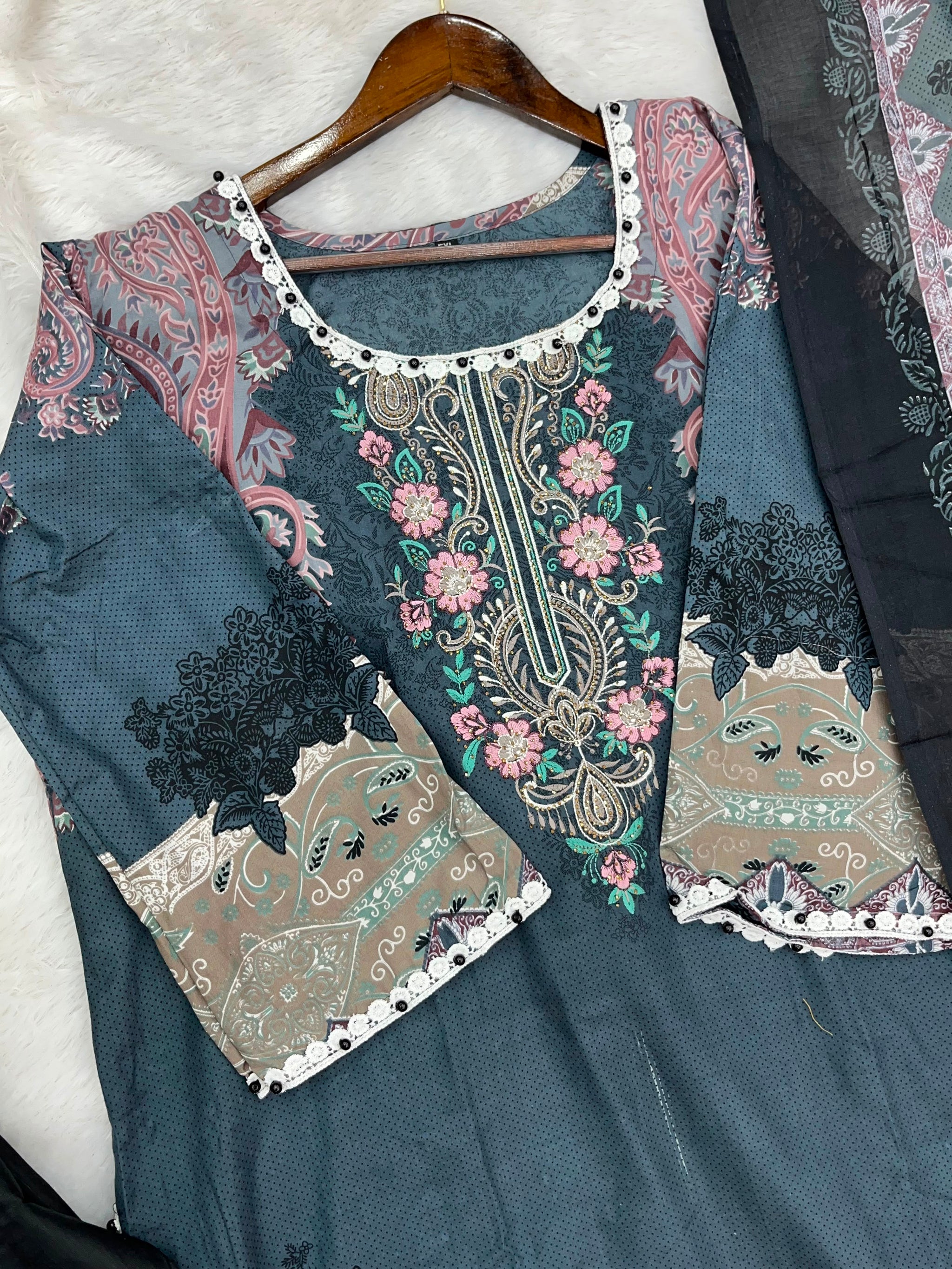 1308 Pakistani Embroidered Suit - Vandana Aarzu