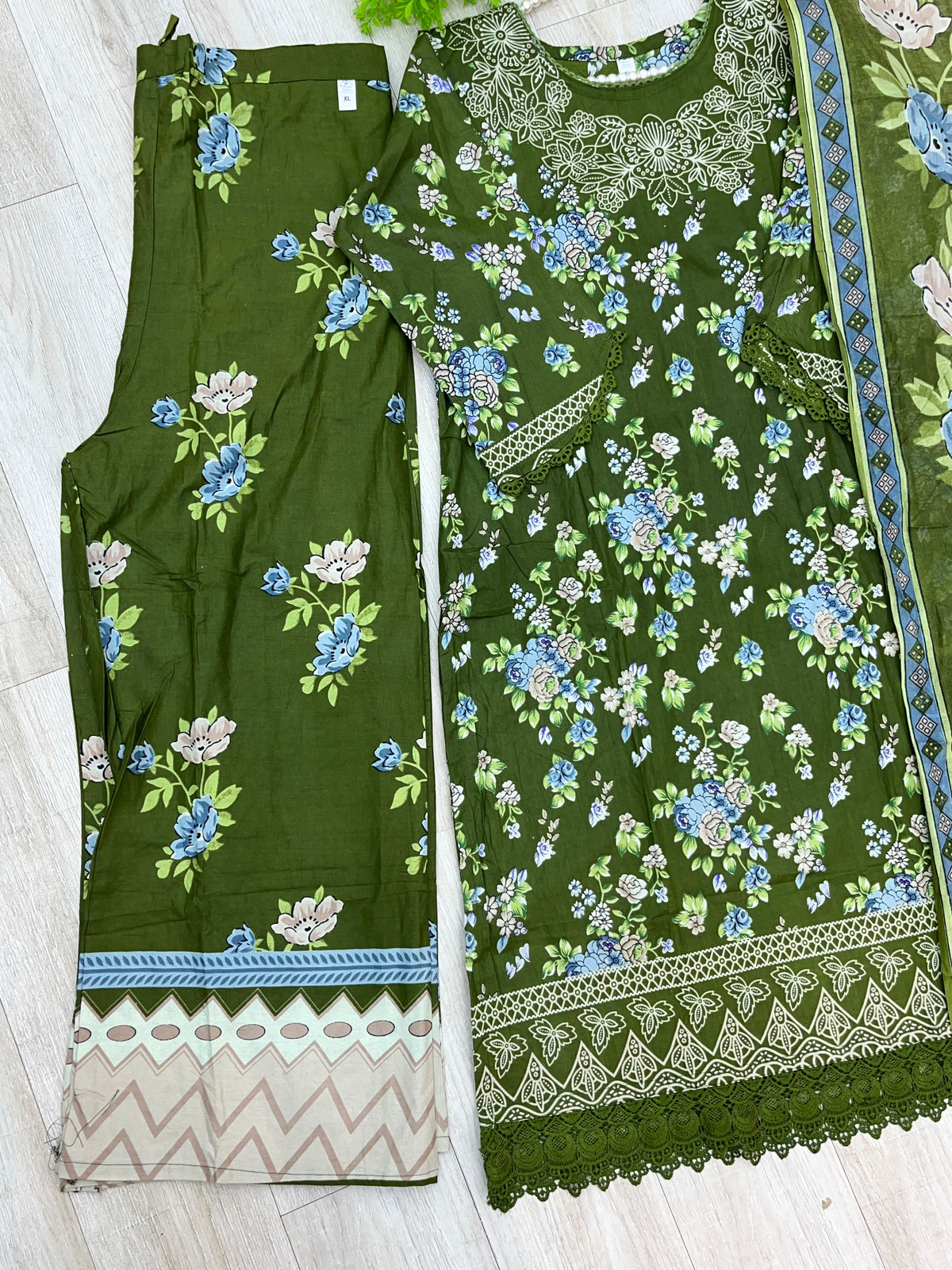 1518 Pakistani Embroidered Suit