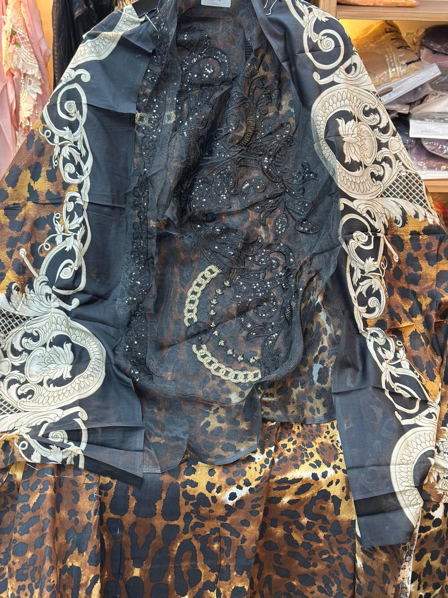 546 Pakistani Unstitched suit