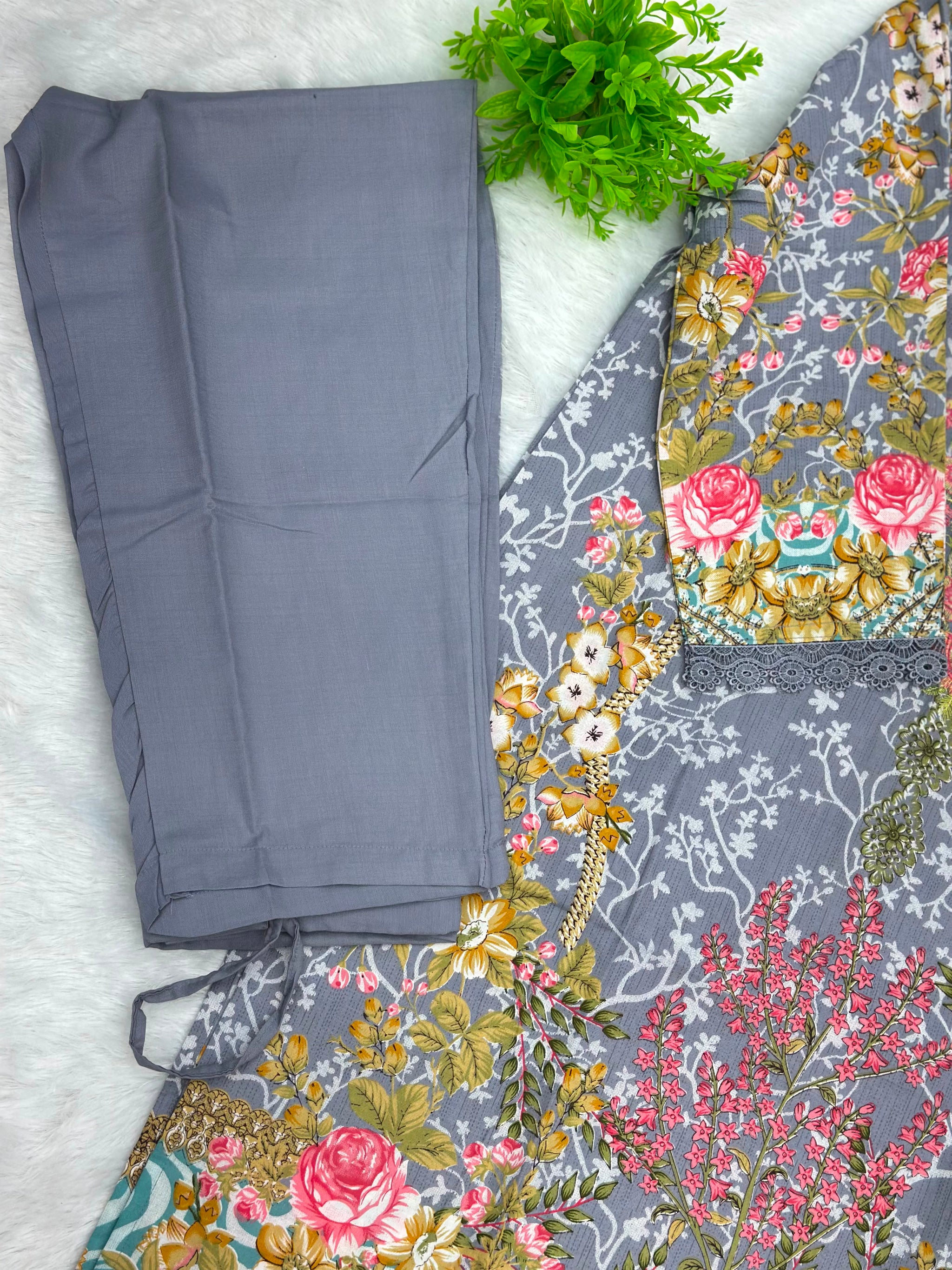 1053 Pakistani Embroidered Suit